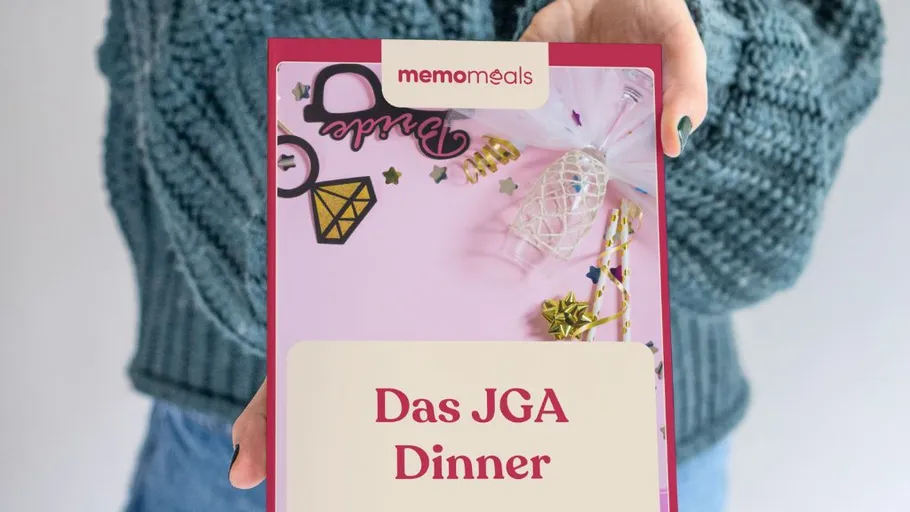 Person hält eine JGA-Dinner-Einladung.