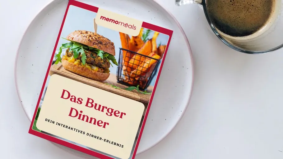 Burgerbox auf Teller mit Kaffee.