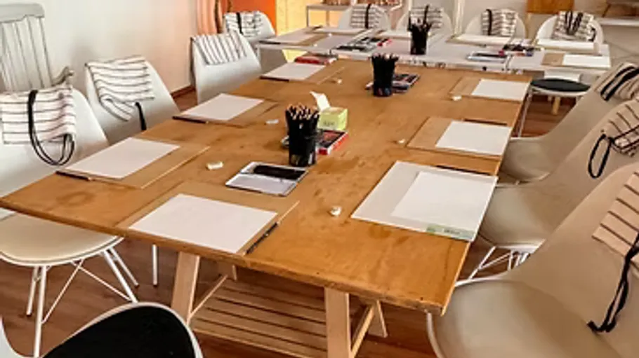 Holztisch mit Stühlen in Besprechungsraum.