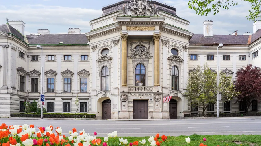 Barockpalast mit buntem Blumengarten.