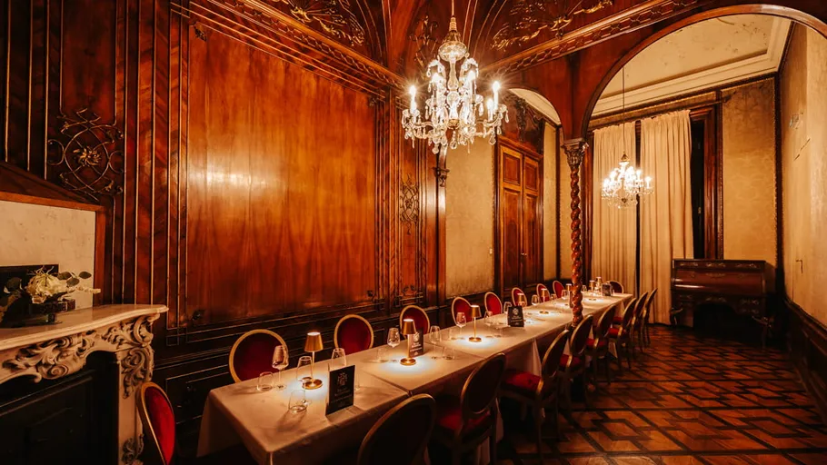 Elegantes Speisezimmer mit Kronleuchter und langem Tisch.