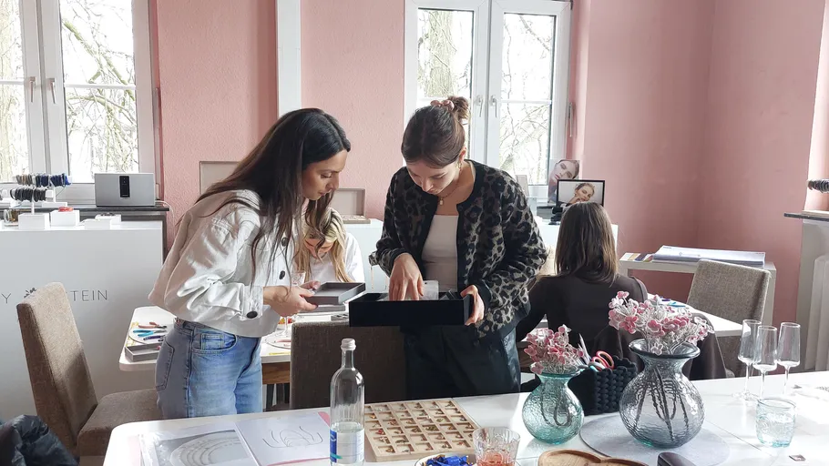 Zwei Frauen untersuchen Gegenstände im Büro.