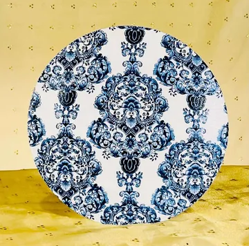 Dekorativer Teller mit blauem Blumendesign.