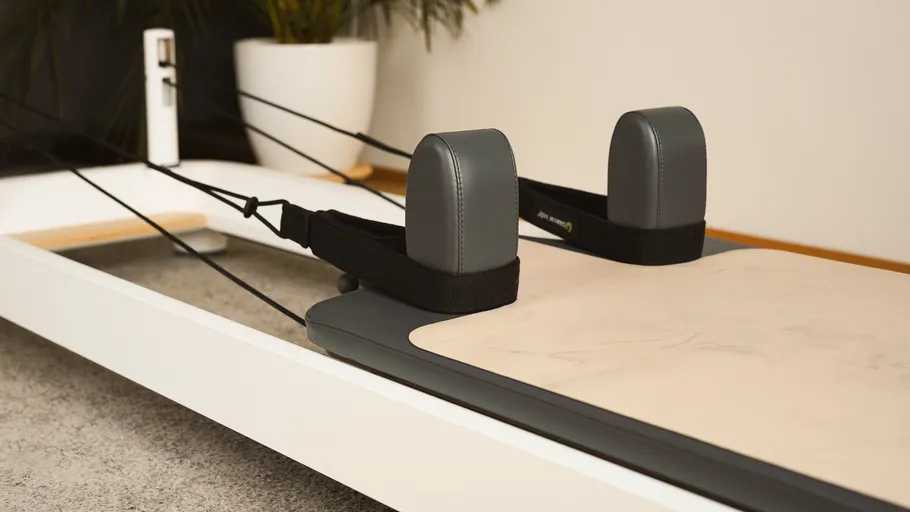 Pilates-Reformer auf Teppichboden.