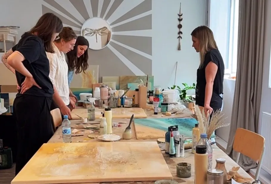 Vier Frauen malen in einem kreativen Studio.