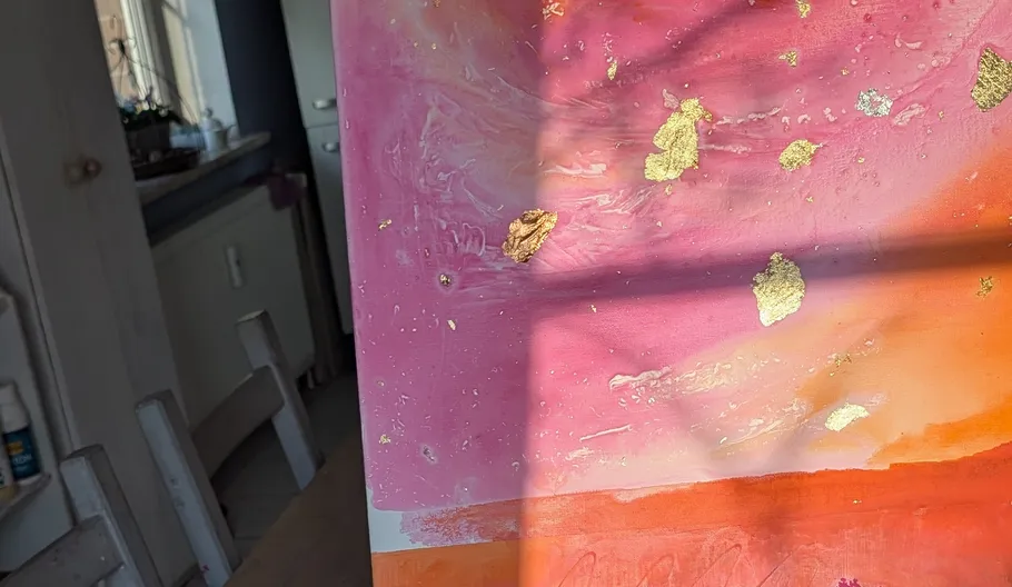 Buntes abstraktes Gemälde mit Goldblattakzenten.