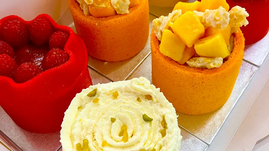 Bunte Desserts mit Obstbelag in Schalen.