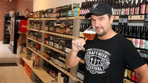 Mann probiert Craft-Bier in einem Laden.