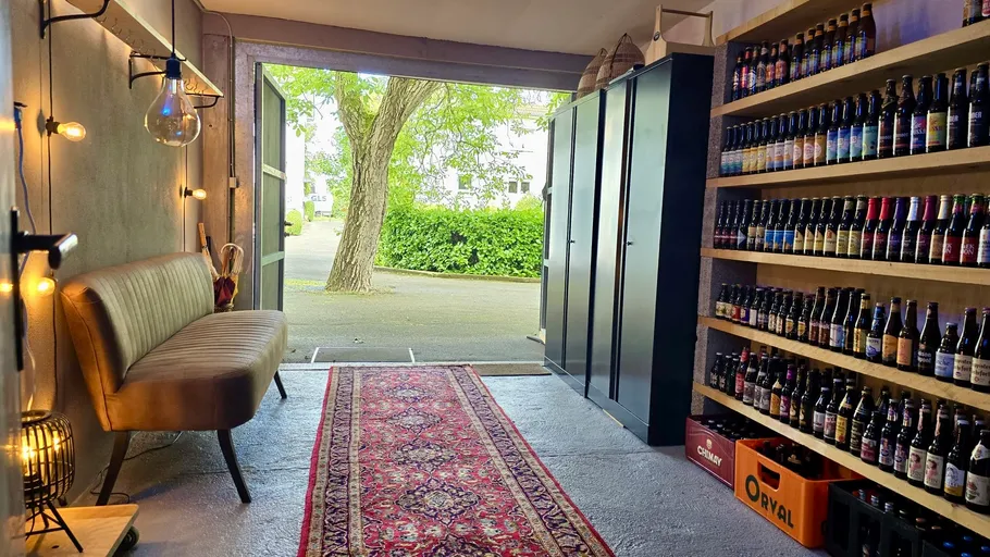 Gemütliches Zimmer mit Regalen voller Flaschengetränke.