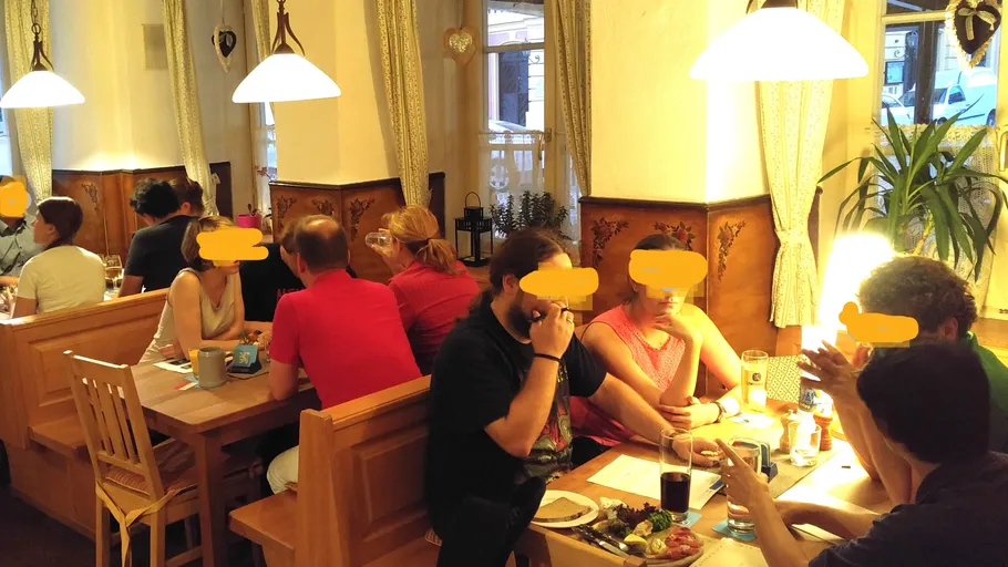 Essen und Rätseln: Personen essen in einem gemütlichen Restaurant.