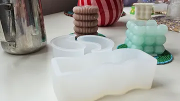 Keramik- und Silikongegenstände auf einem Tisch.