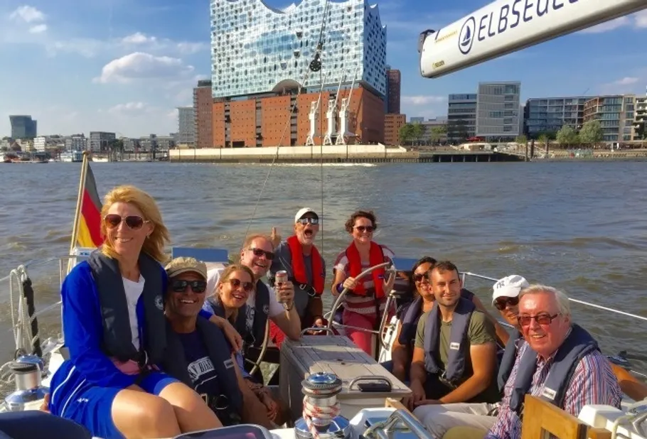 Group sailing with Elbphilharmonie in background.