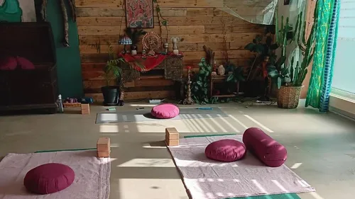 Yogamatten mit Kissen in einem sonnigen Studio.