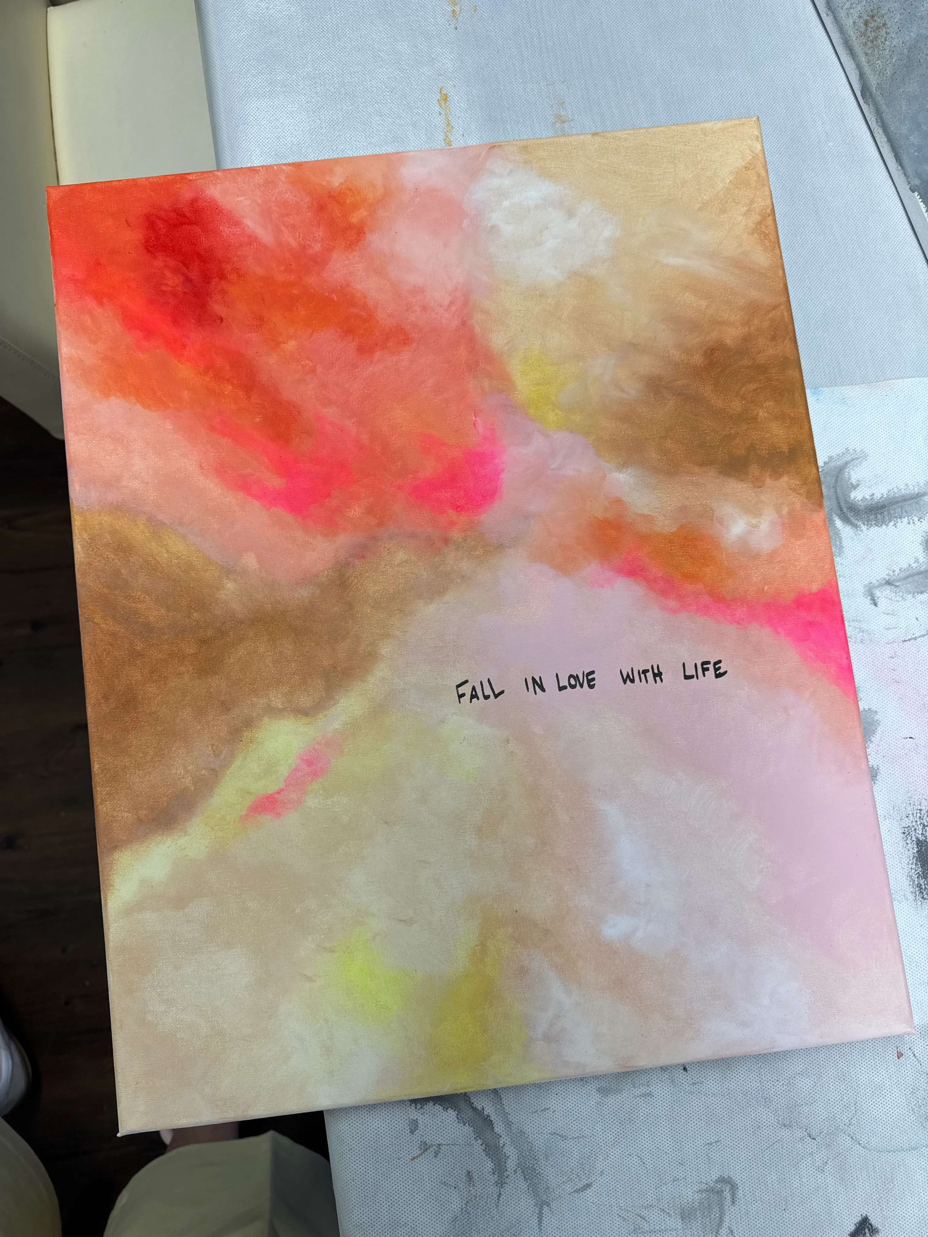 Abstraktes Gemälde mit Text auf Leinwand.