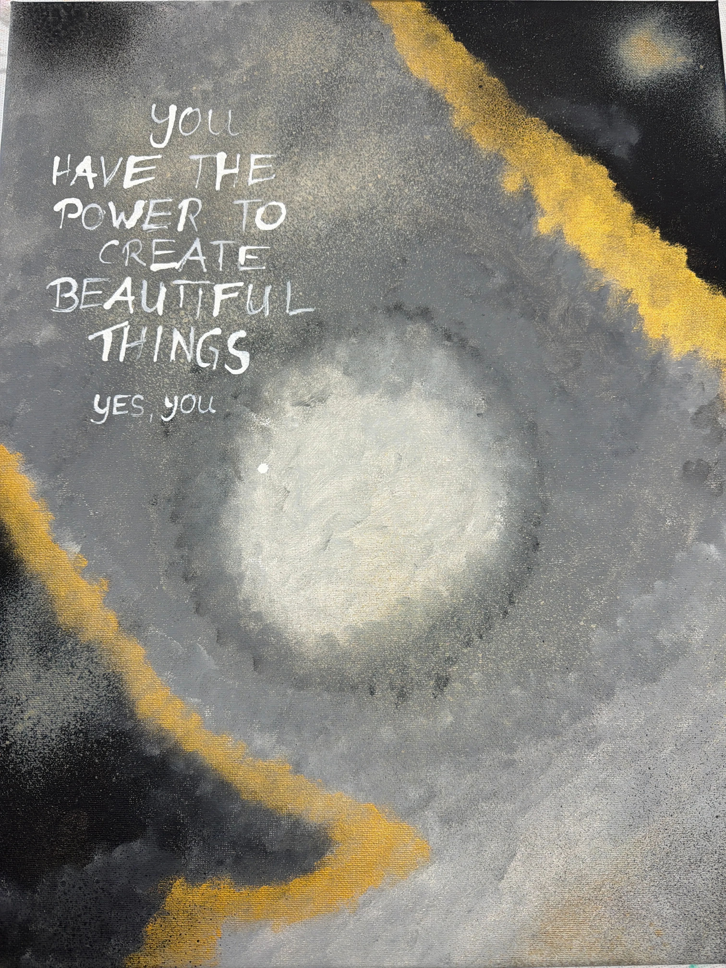 Text auf abstraktem kosmischem Hintergrund mit grauen Wirbeln.