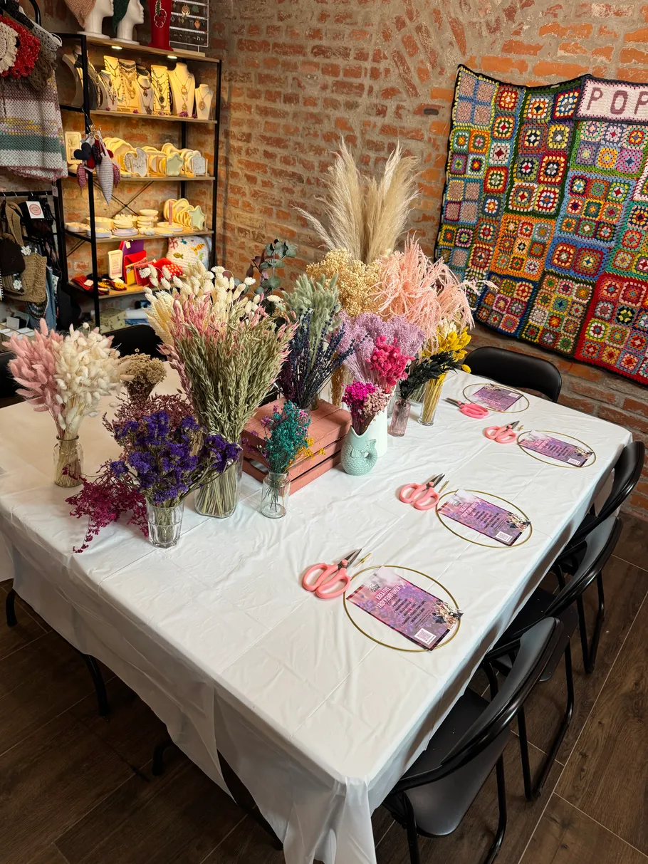 Bunte Blumen auf Tisch im Handwerksladen.