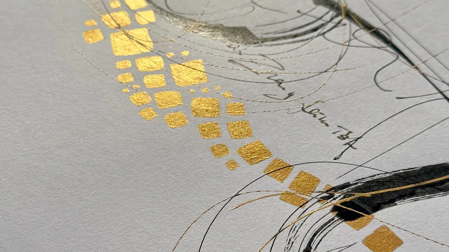 Abstrakte Kunst mit Gold- und Schwarzmustern.