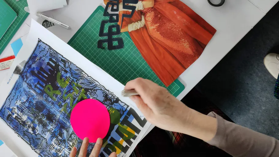 Person ordnet Papierstücke auf einem Tisch an.