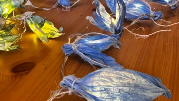 Blaue und gelbe Lichterketten auf Holztisch.