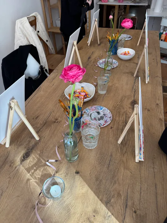 Kunstbedarf auf Holztisch für Malkurs.