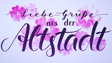 Kalligrafie-Text mit rosa Blumenhintergrund.