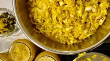 Fermentierter Kohl in einer großen Schüssel, daneben Gläser.