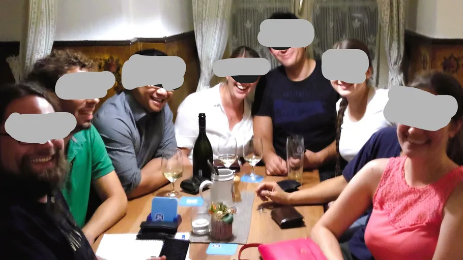 Gruppe von Menschen an einem Esstisch.