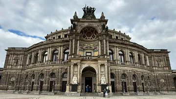 Historisches Opernhaus mit verzierter Fassade und Statuen.