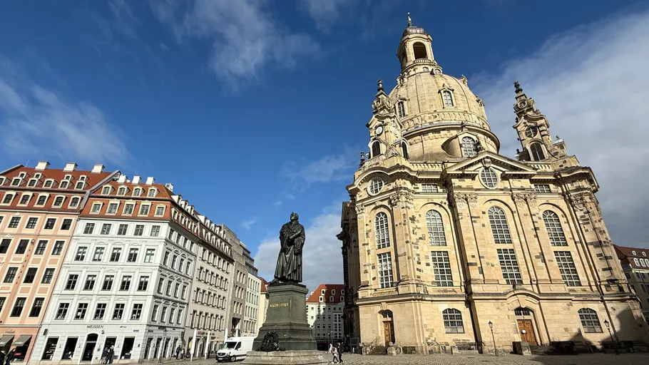 Statue vor großer barocker Kirche.