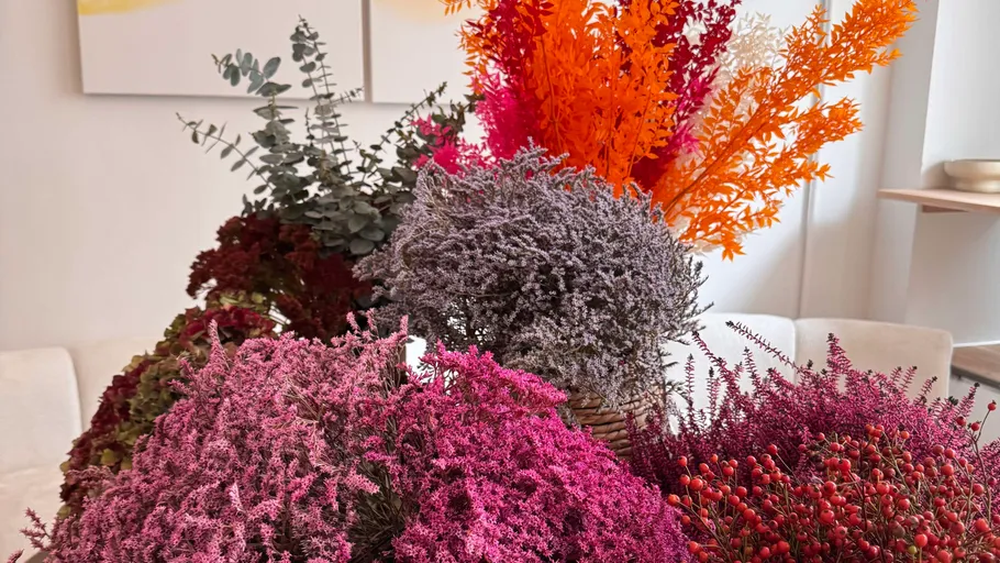 Bunte getrocknete Blumen in einer Vase arrangiert.