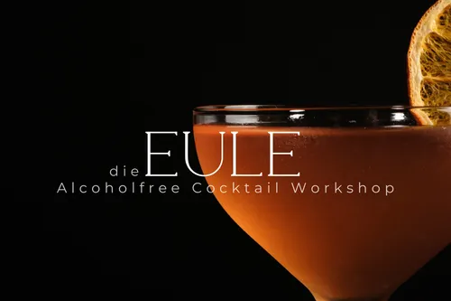 Cocktailglas mit Orangenscheibe, schwarzer Hintergrund.