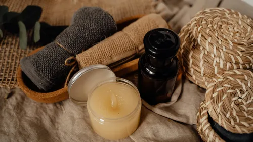 Wellness-Artikel auf beigem Stoffhintergrund.