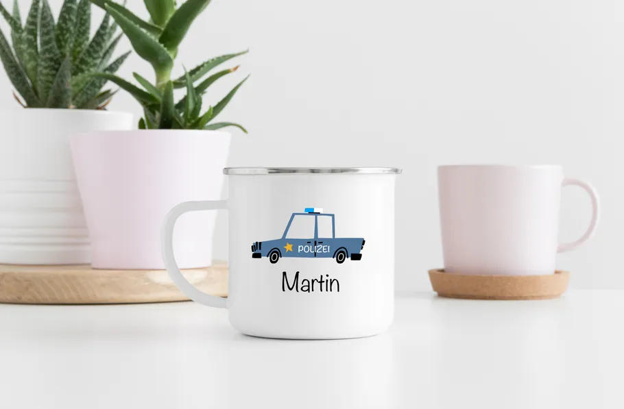 Becher mit Polizeiauto-Design, neben Pflanzen.
