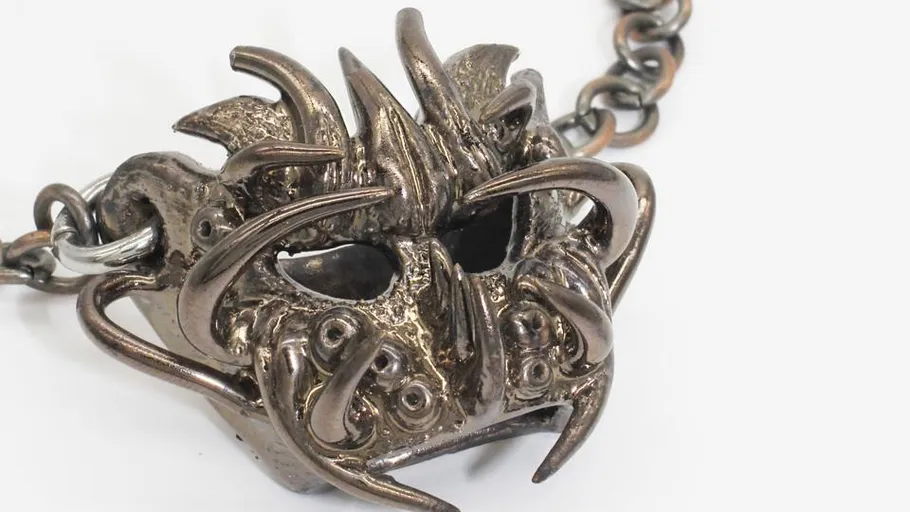 Detaillierte Metallmaske mit Stacheln und Ketten.