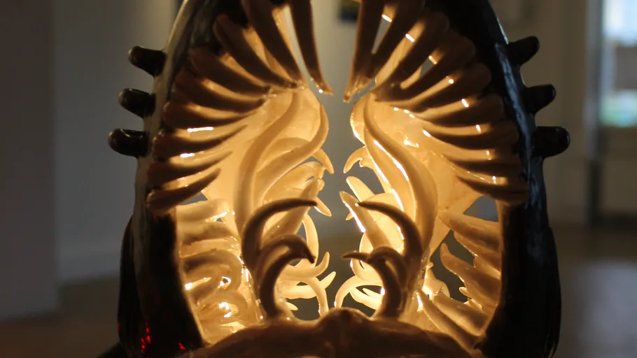 Keramikskulptur mit beleuchtetem Inneren, abstraktes Design.