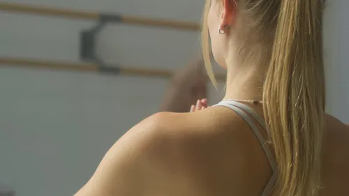 Frau praktiziert Yoga in einem Studio.