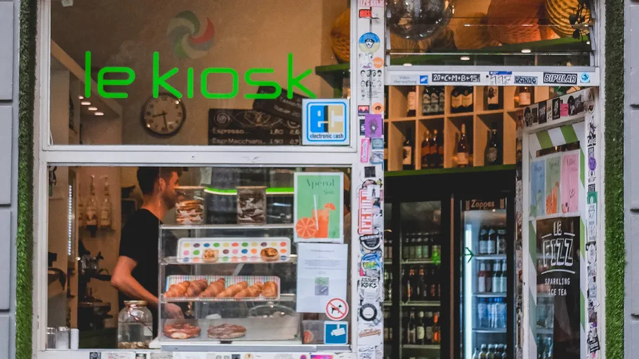 Kleiner Laden mit Gebäck und Getränken innen.