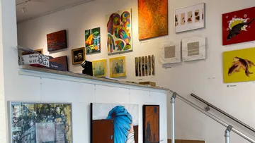 Wand mit bunten abstrakten Gemälden in Galerie.