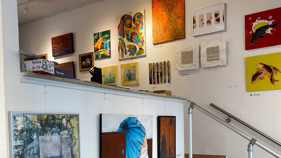 Wand mit bunten abstrakten Gemälden in Galerie.