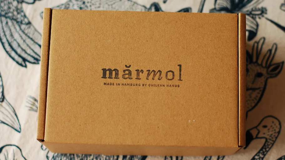 Braune Box mit 'mǻrmol' Etikett auf Tisch.