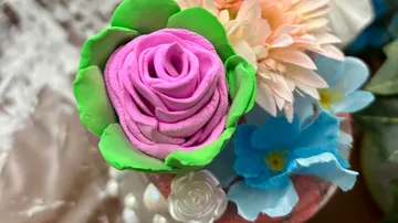 Bunte Tonblumen in einem Arrangement.
