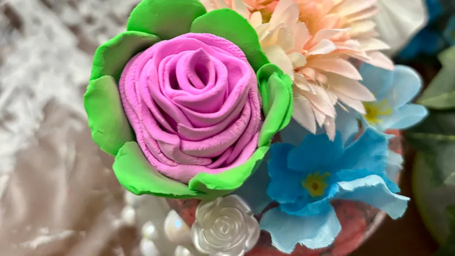 Bunte Tonblumen in einem Arrangement.