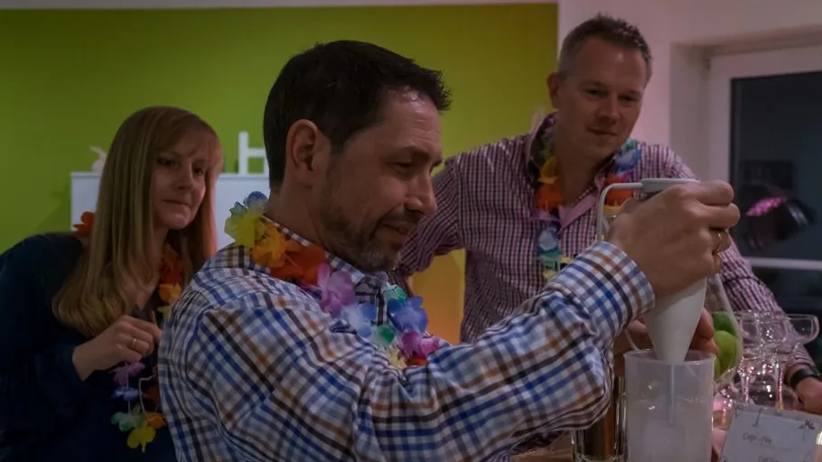 Personen machen Getränke bei einer Party.