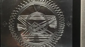 Metallplatte mit komplexem geometrischem Design.