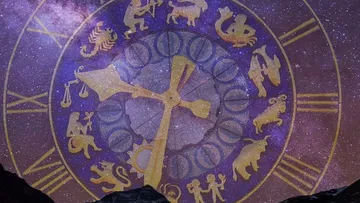 Tierkreis-Uhr vor sternenklarer Nacht.