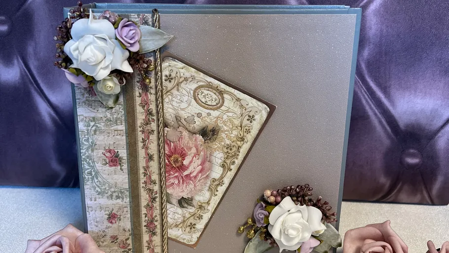 Dekoratives Scrapbook mit Blumenmotiven und Verzierungen.