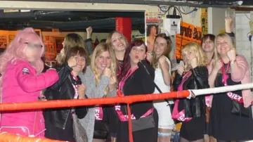 Gruppe von Frauen posiert im Boxring.