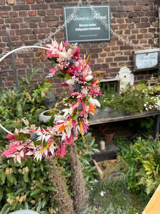 Blumenkranz in einem Gartengeschäft ausgestellt.