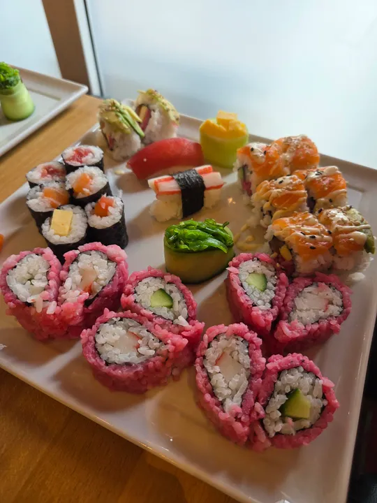 Bunte Sushi-Auswahl auf einem weißen Teller.