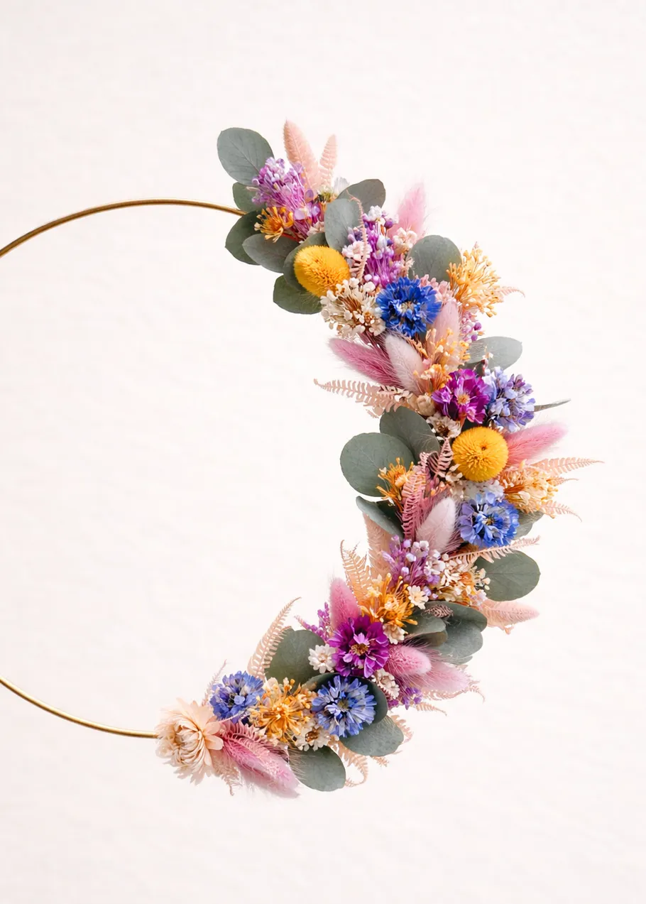 Blumenkranz mit bunten Trockenblumen.